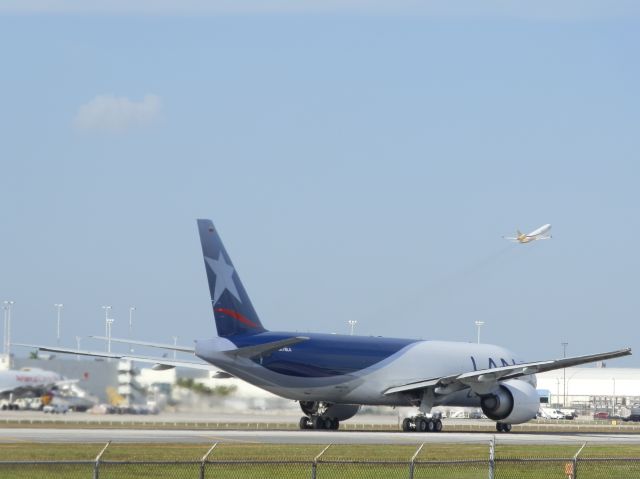 BOEING 777-200LR (N776LA)