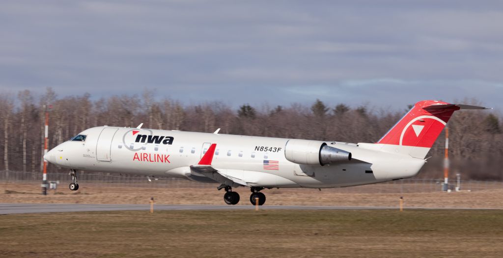 Canadair Challenger (N8543F) - Take off RW 32