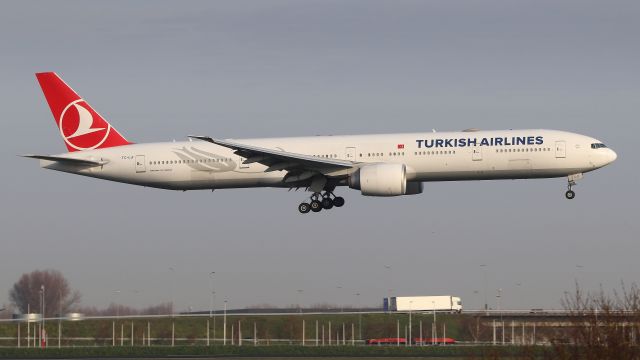 BOEING 777-300 (TC-JJI)