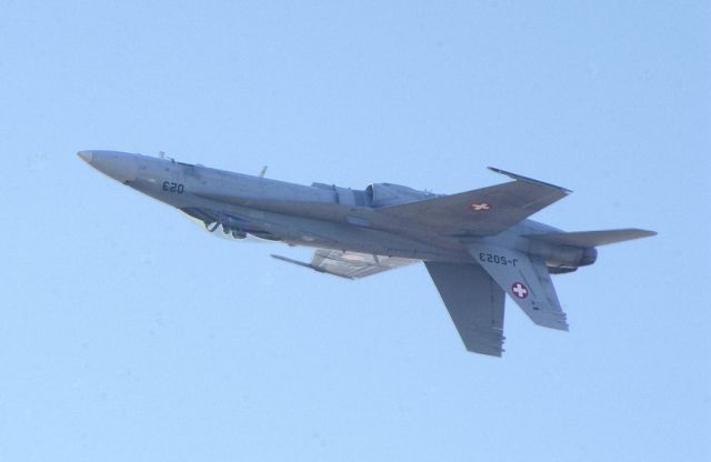 McDonnell Douglas F-15 Eagle (J5023) - 2002 - Inverted for real! I didnt flip my camera