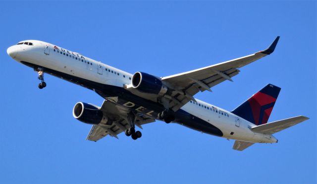 Boeing 757-200 (N692DL)
