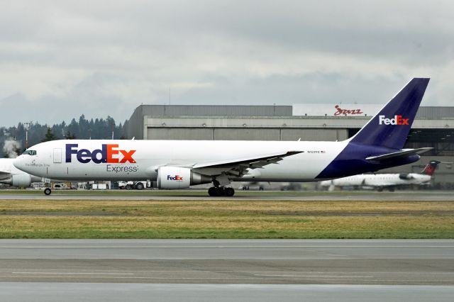 BOEING 767-300 (N137FE)