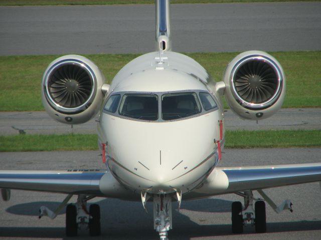 Bombardier Challenger 300 (N305WM)
