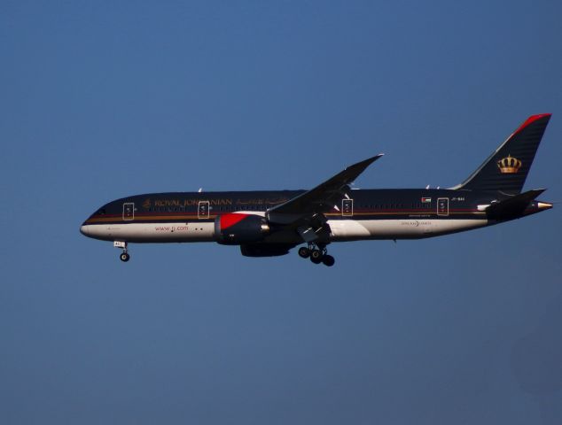 Boeing 787-8 (JY-BAC) - Outside McDonalds parking lot on Middlebelt Rd. near the Detroit Metro airport.<br>My first upload to FlightAware. Show me some love planespotting fans!br /br /Taken on Canon EOS 7D Mark II. br /br /Canon EF 70-300mm zoom lens-  F/4, ISO 200, 1/4000, AWB, No flash