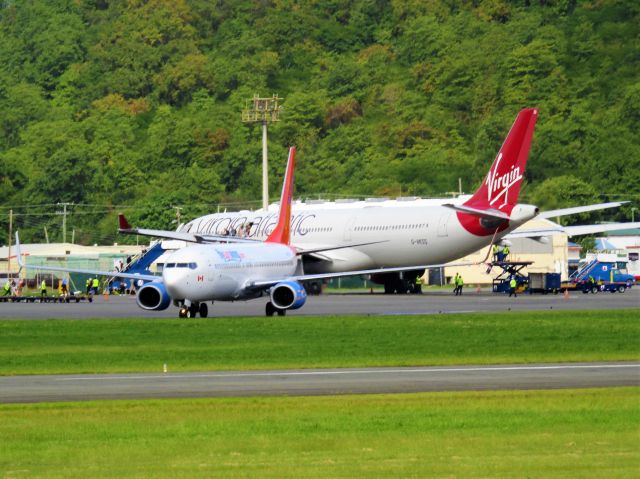 Boeing 737-800 (C-FYLC)