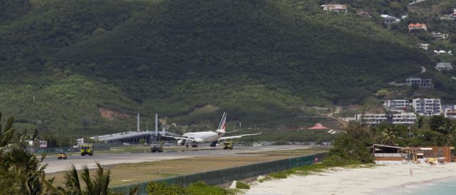 Airbus A330-200 —