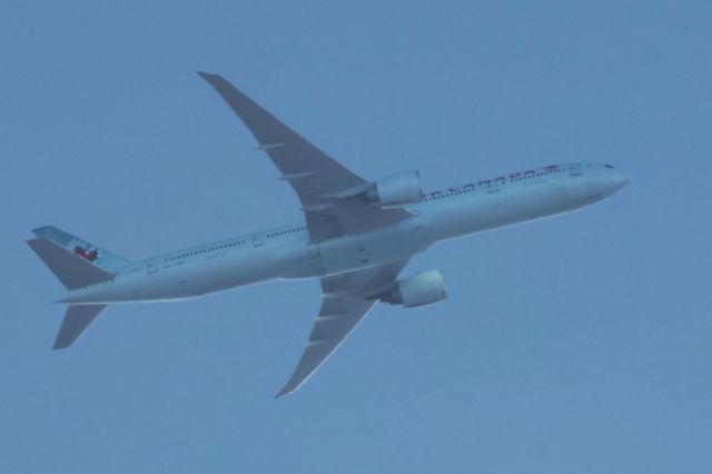 Boeing 777-200 (C-FNNW) - C-FNNW Boeing B-777 ER Air Canada AC874 De Montréal YUL. Vers Paris CDG. Altitude 3714 Mètres. Vitesse 792 KM/H. Survolant la ville de Lavaltrie QC. Le 07-04-2025 à 17:55.