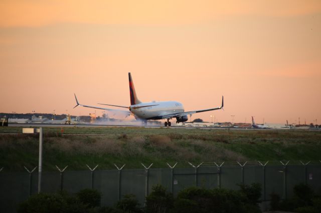 Boeing 737-900 (N889DN)