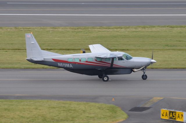 Cessna Caravan (N619MA) - Taxiing over to the FBO ramp from the FedEx ramp for the weekend after offloading. Arrived earlier in the evening as PCM1911 from Astoria (KAST/AST). Formerly with Maverick Airlines.