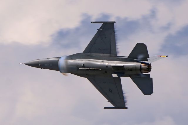 Lockheed F-16 Fighting Falcon (00-0221) - A USAF F-16CM, 00-0221, from the F-16 Viper Demonstration Team East, 20th TFW, Shaw AFB, performing at the Cleveland Air Show on 2 Sept 2018.