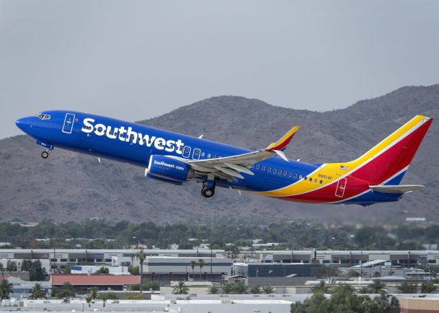 Boeing 737-800 (N8514F)