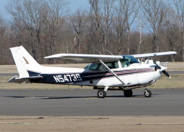 Cessna Skyhawk (N54739) - At Downtown Shreveport. Anyone know why they would have such long exhaust?