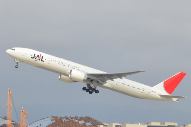 Boeing 777 (JA743J) - JAL 777 takes off from LAX