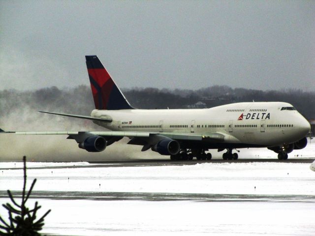 Boeing 747-400 (N675NW)