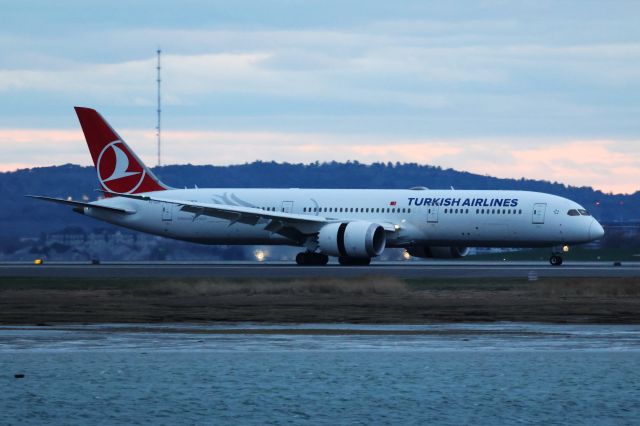 Boeing 787-9 Dreamliner (TC-LLH)