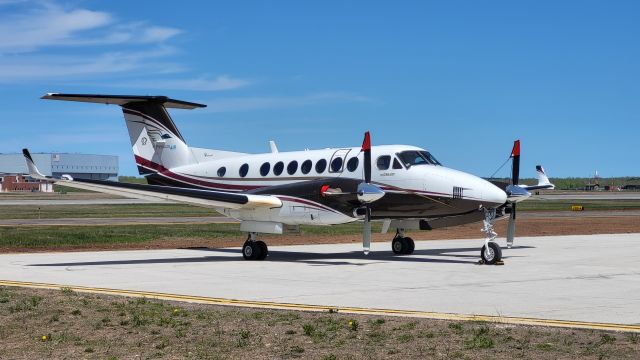Beechcraft Super King Air 350 (N124EB)