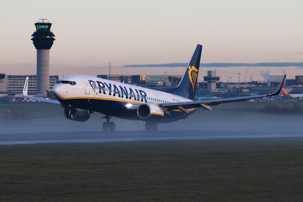 Boeing 737-800 (EI-GJS) - RYR553 departing to Dublin through the low mist.