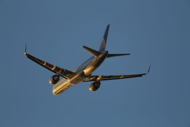 Boeing 757-200 (N598UA)