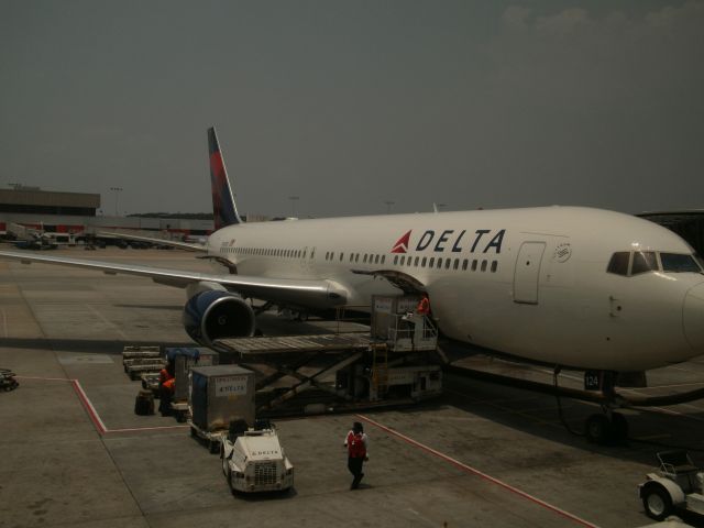 BOEING 767-300 (N124DE) - just arrived June 9, 2011 from KSFO