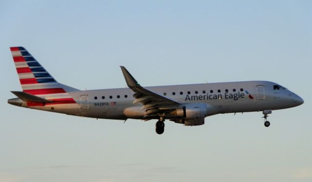 Embraer 175 (N428YX)