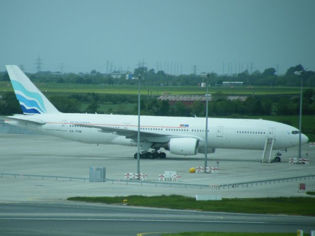 Boeing 777-200 (CS-TFM)