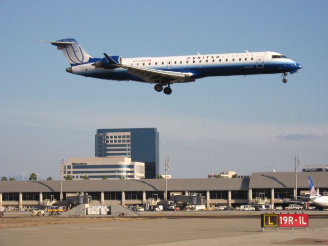 Canadair Regional Jet CRJ-700 (N772SK) - Landing on RWY 19R