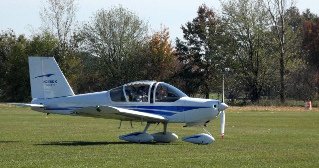 RANS S-19 Venterra (N258DK) - Taxiing for departure is this 2011 Allyn Kaste Rans S-19 Venterra Experimental in the Autumn of 2022.