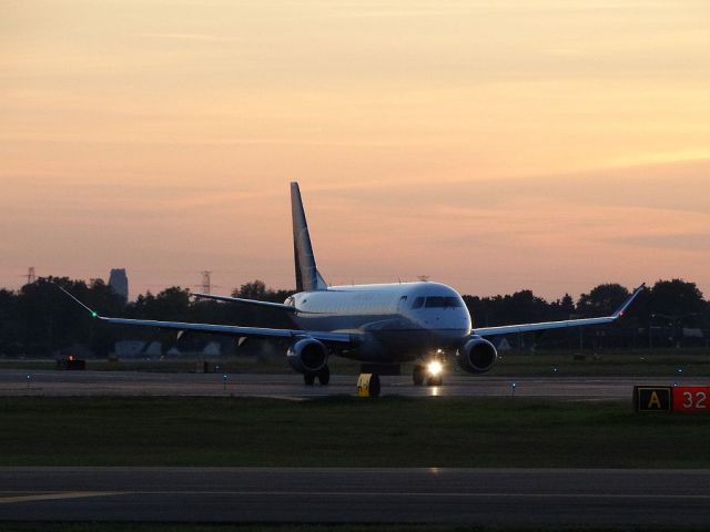 Embraer 175 (N721YX)