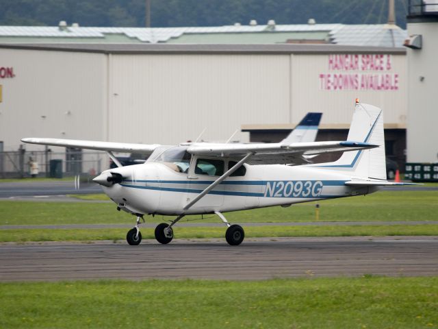 Cessna Skylane (N2093G) - Runway 26.