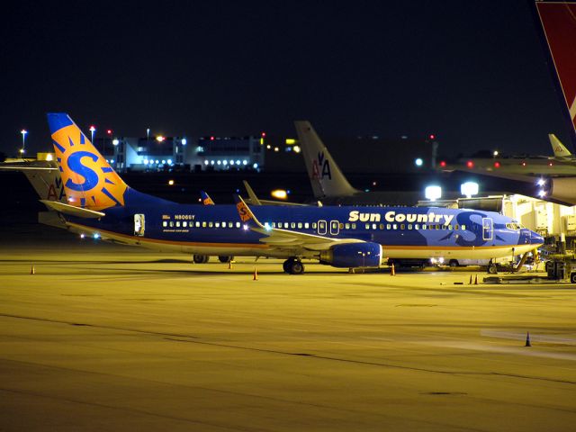 Boeing 737-800 — - Photo by Brooke D. Watts