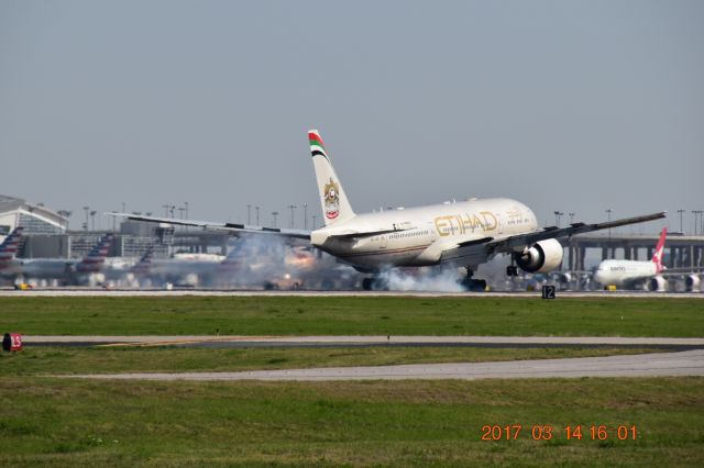 Boeing 777-200 (A6-LRE) - Etihad FLT 161 Landing at DFW.