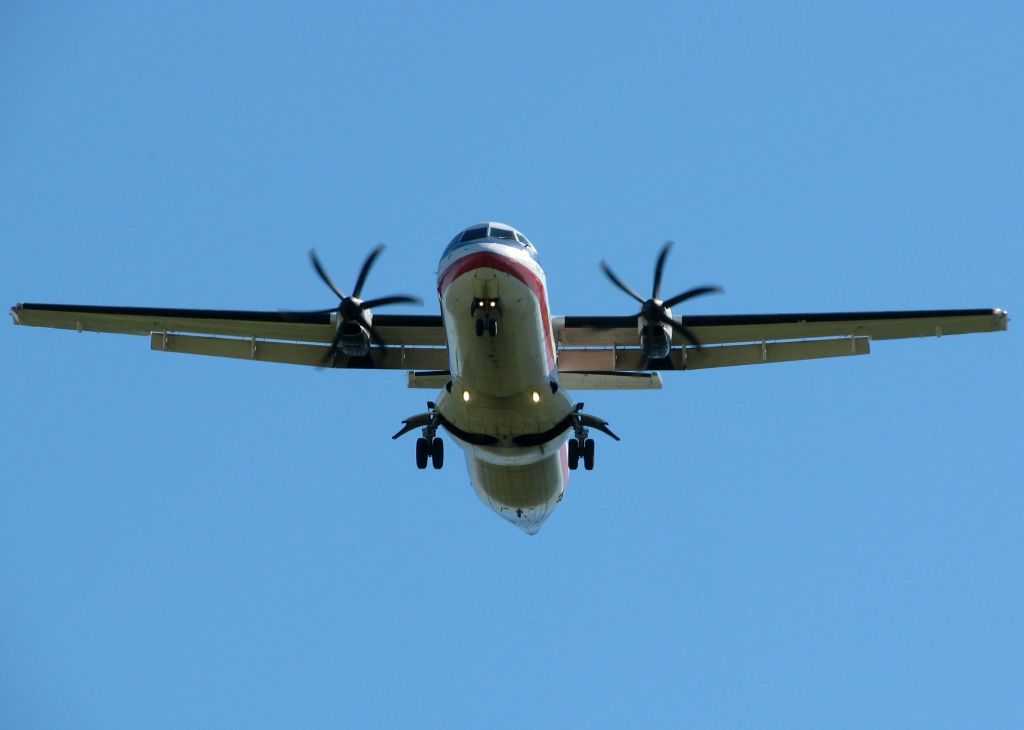 ATR ATR-72 (N538AT) - Landing at DFW.