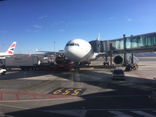 Airbus A330-300 (EC-MLB) - Foto tomada desde el microbus que nos llevo desde la T4S a la T4. Este avión se llama IBEROAMÉRICA, conmemorando los 70 años del inicio de los vuelos de Iberia a Latinoamérica  