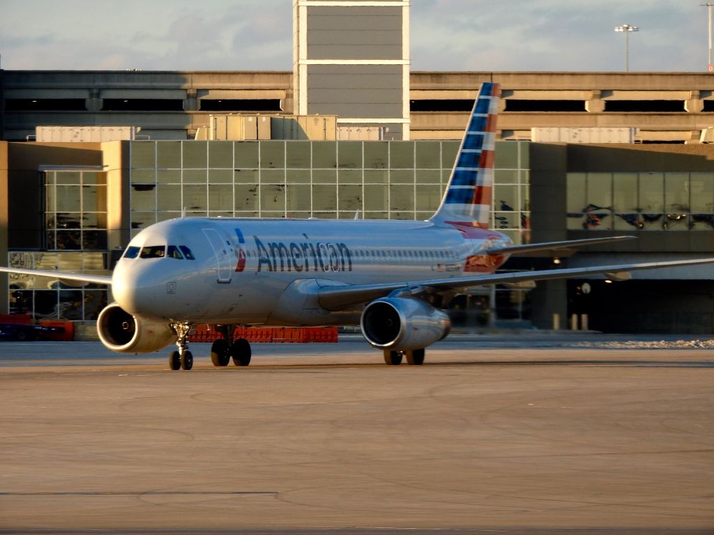 Airbus A320 (N657AW) - AAL777 PHL-PHX