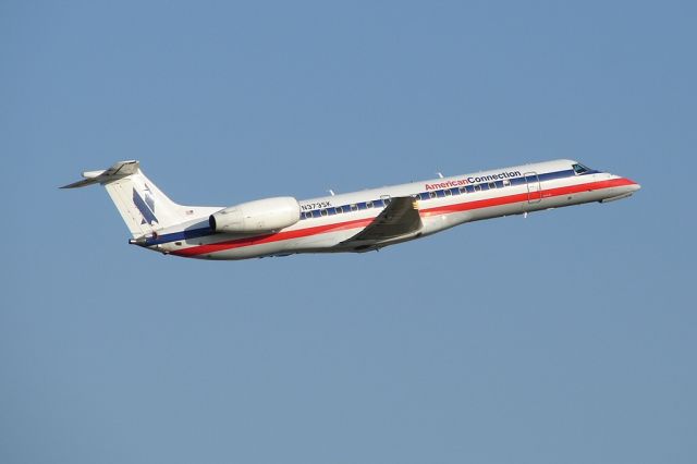 Embraer ERJ-135 (N373SK)