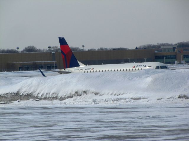 Embraer 175 (N628CZ) - SNOW, LOTS AND LOTS OF SNOW!