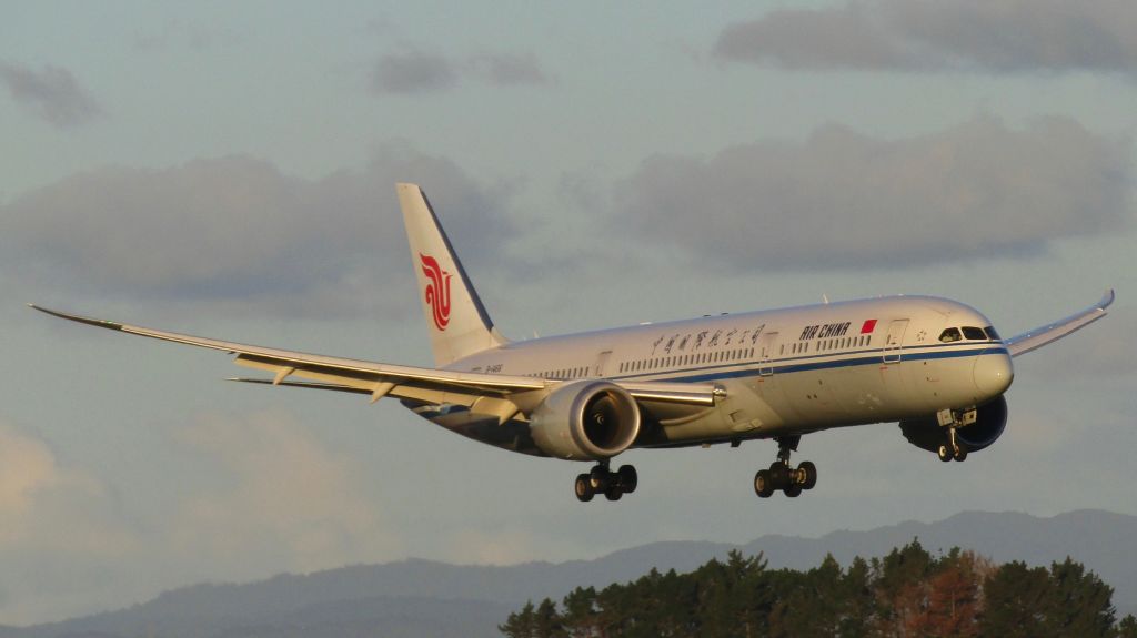 Boeing 787-9 Dreamliner (B-1466) - Retro liveries always looked good on the 787.