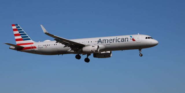 Airbus A321 (N140AN) - On final is this 2015 American Airlines Airbus A321-231 in the Spring of 2021.