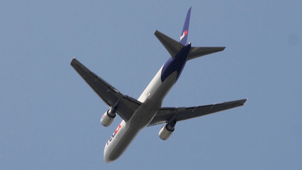 BOEING 767-300 (N124FE) - "Quinn" on final to 18C at KMEM.