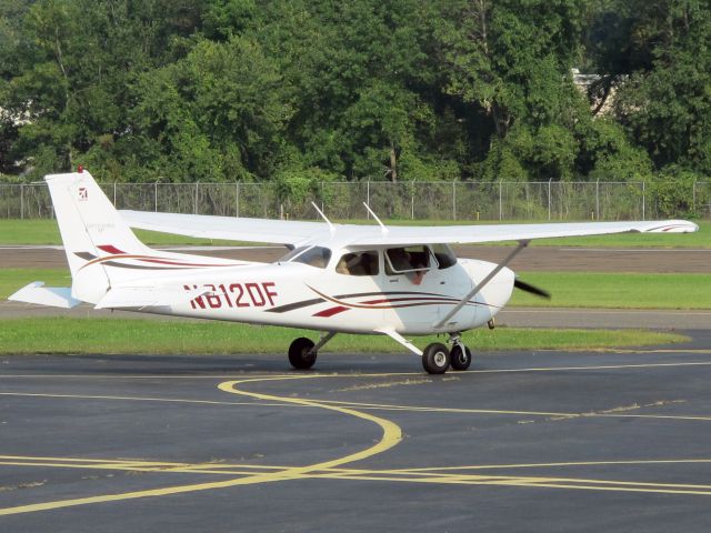 Cessna Skyhawk (N612DF) - Taxiing out for another training flight. G1000 equipped.