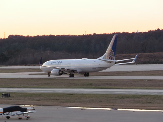 Boeing 737-800 (N12225) - A United Boeing 737-800 landing at Raleigh-Durham Intl. Airport. This was taken from the observation deck on January 18, 2016 at 5:25 PM. This is flight 304 from ORD.
