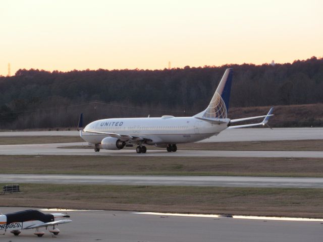 Boeing 737-800 (N12225) - A United Boeing 737-800 landing at Raleigh-Durham Intl. Airport. This was taken from the observation deck on January 18, 2016 at 5:25 PM. This is flight 304 from ORD.