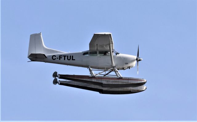 C-FTUL — - C-FTUL Cessna Skywagon 185-E survolant le fleuve St-Laurent à Lavaltrie QC. Le 30-10-2022 à 14:51