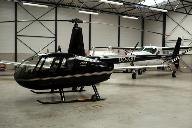 Robinson R-44 (OO-KST)