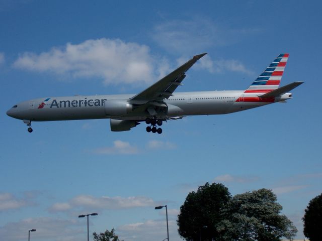 Boeing 777-200 (N729AN)