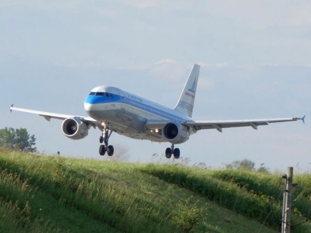 Airbus A319 (N744P)