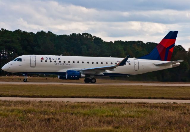 Embraer 175 (N280SY)