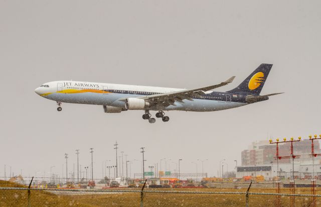 Airbus A330-300 (VT-JWU)