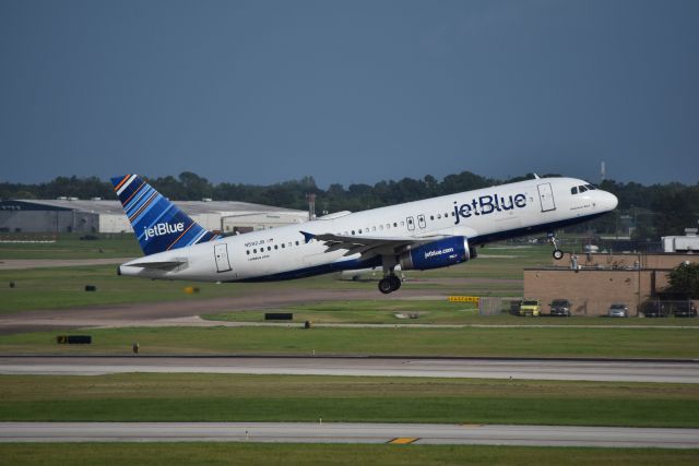 Airbus A320 (N592JB) - 8/7/2016: jetBlues Airbus A320 "American Blue" departing KHOU on Runway 22.