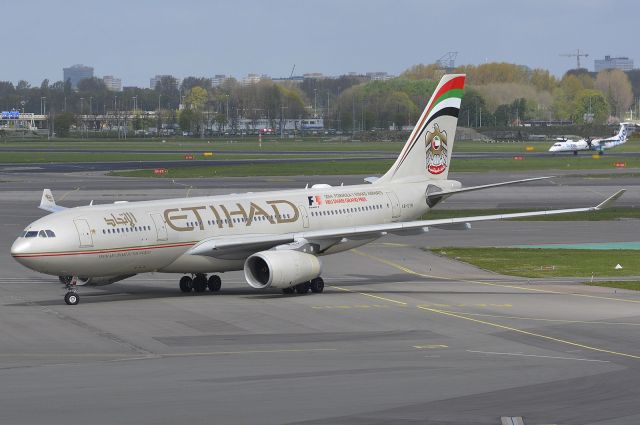 Airbus A330-200 (A6-EYN)